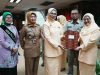 Pengurus PP-PAUD Kecamatan se-Jakbar Resmi Dikukuhkan, Wali Kota Tekankan Kolaborasi Pendidikan Anak Usia Dini  JAKARTA — Dewan Pimpinan Cabang Persatuan Pendidik dan Tenaga Kependidikan Pendidikan Anak Usia Dini (PP-PAUD) Jakarta Barat resmi mengukuhkan jajaran Dewan Pimpinan Ranting (DPRt) PP-PAUD tingkat kecamatan masa bakti 2026-2031 di Ruang Wijaya Kusuma, Kantor Wali Kota Jakarta Barat, Selasa (19/5).  Prosesi pengukuhan dipimpin langsung Ketua DPC PP-PAUD Jakarta Barat, Sri Mulyanti Firmanudin, serta disaksikan Wali Kota Jakarta Barat, Iin Mutmainnah. Turut hadir Ketua Dharma Wanita Persatuan (DWP) DKI Jakarta sekaligus Ketua PP-PAUD DKI Jakarta, Lisniawati Uus Kuswanto, Ketua DWP Jakarta Barat selaku Bunda PAUD Jakarta Barat, Ety Syartika, jajaran pengurus DWP, Bunda PAUD kecamatan, hingga organisasi mitra seperti Himpaudi, IGTK dan IGRA.  Dalam sambutannya, Sri Mulyanti menyampaikan bahwa peringatan HUT PP-PAUD ke-69 tahun ini mengangkat tema “Penguatan Kolaborasi dan Inovasi Kunci Organisasi Menghadapi Tantangan PAUD di Masa Depan”. Menurutnya, tema tersebut menjadi pengingat pentingnya sinergi seluruh elemen pendidikan dalam meningkatkan kualitas layanan anak usia dini.  “Kami mengapresiasi seluruh pengurus, tenaga pendidik dan pihak terkait yang selama ini telah mendedikasikan waktu, tenaga dan pemikiran demi kemajuan pendidikan anak usia dini. Kolaborasi yang kuat menjadi modal utama menghadapi tantangan pendidikan ke depan,” ujar Sri Mulyanti.  Pada momentum tersebut, pihaknya juga menggelar seminar parenting bekerja sama dengan DWP Kota Jakarta Barat sebagai bentuk edukasi kepada para orang tua dan pendidik.  Sementara itu, Ketua DWP DKI Jakarta sekaligus Ketua PP-PAUD DKI Jakarta, Lisniawati Uus Kuswanto, mendorong para pengurus PP-PAUD di tingkat kota maupun kecamatan agar terus menghadirkan program edukatif dan inovatif bagi anak-anak usia dini.  Ia menekankan pentingnya membangun kerja sama dengan berbagai pihak, mulai dari DWP, PKK hingga unsur wilayah agar program pendidikan anak dapat berjalan optimal dan menyentuh masyarakat secara luas.  Di kesempatan yang sama, Wali Kota Jakarta Barat, Iin Mutmainnah, menyampaikan ucapan selamat kepada delapan Ketua Ranting PP-PAUD kecamatan yang baru dikukuhkan. Ia berharap para pengurus baru mampu menjalankan amanah organisasi dengan penuh tanggung jawab dan semangat pengabdian.  “PAUD merupakan fondasi awal pembentukan karakter anak. Karena itu, peran para pengurus dan tenaga pendidik sangat penting dalam menciptakan generasi yang cerdas, mandiri dan berakhlak baik. Saya berharap kepengurusan yang baru dapat memperkuat kolaborasi serta menghadirkan inovasi pendidikan yang lebih baik di Jakarta Barat,” kata Iin Mutmainnah.