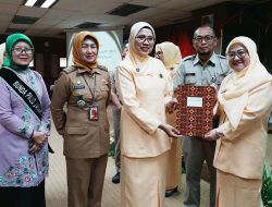 Pengurus PP-PAUD Kecamatan se-Jakbar Resmi Dikukuhkan, Wali Kota Tekankan Kolaborasi Pendidikan Anak Usia Dini  JAKARTA — Dewan Pimpinan Cabang Persatuan Pendidik dan Tenaga Kependidikan Pendidikan Anak Usia Dini (PP-PAUD) Jakarta Barat resmi mengukuhkan jajaran Dewan Pimpinan Ranting (DPRt) PP-PAUD tingkat kecamatan masa bakti 2026-2031 di Ruang Wijaya Kusuma, Kantor Wali Kota Jakarta Barat, Selasa (19/5).  Prosesi pengukuhan dipimpin langsung Ketua DPC PP-PAUD Jakarta Barat, Sri Mulyanti Firmanudin, serta disaksikan Wali Kota Jakarta Barat, Iin Mutmainnah. Turut hadir Ketua Dharma Wanita Persatuan (DWP) DKI Jakarta sekaligus Ketua PP-PAUD DKI Jakarta, Lisniawati Uus Kuswanto, Ketua DWP Jakarta Barat selaku Bunda PAUD Jakarta Barat, Ety Syartika, jajaran pengurus DWP, Bunda PAUD kecamatan, hingga organisasi mitra seperti Himpaudi, IGTK dan IGRA.  Dalam sambutannya, Sri Mulyanti menyampaikan bahwa peringatan HUT PP-PAUD ke-69 tahun ini mengangkat tema “Penguatan Kolaborasi dan Inovasi Kunci Organisasi Menghadapi Tantangan PAUD di Masa Depan”. Menurutnya, tema tersebut menjadi pengingat pentingnya sinergi seluruh elemen pendidikan dalam meningkatkan kualitas layanan anak usia dini.  “Kami mengapresiasi seluruh pengurus, tenaga pendidik dan pihak terkait yang selama ini telah mendedikasikan waktu, tenaga dan pemikiran demi kemajuan pendidikan anak usia dini. Kolaborasi yang kuat menjadi modal utama menghadapi tantangan pendidikan ke depan,” ujar Sri Mulyanti.  Pada momentum tersebut, pihaknya juga menggelar seminar parenting bekerja sama dengan DWP Kota Jakarta Barat sebagai bentuk edukasi kepada para orang tua dan pendidik.  Sementara itu, Ketua DWP DKI Jakarta sekaligus Ketua PP-PAUD DKI Jakarta, Lisniawati Uus Kuswanto, mendorong para pengurus PP-PAUD di tingkat kota maupun kecamatan agar terus menghadirkan program edukatif dan inovatif bagi anak-anak usia dini.  Ia menekankan pentingnya membangun kerja sama dengan berbagai pihak, mulai dari DWP, PKK hingga unsur wilayah agar program pendidikan anak dapat berjalan optimal dan menyentuh masyarakat secara luas.  Di kesempatan yang sama, Wali Kota Jakarta Barat, Iin Mutmainnah, menyampaikan ucapan selamat kepada delapan Ketua Ranting PP-PAUD kecamatan yang baru dikukuhkan. Ia berharap para pengurus baru mampu menjalankan amanah organisasi dengan penuh tanggung jawab dan semangat pengabdian.  “PAUD merupakan fondasi awal pembentukan karakter anak. Karena itu, peran para pengurus dan tenaga pendidik sangat penting dalam menciptakan generasi yang cerdas, mandiri dan berakhlak baik. Saya berharap kepengurusan yang baru dapat memperkuat kolaborasi serta menghadirkan inovasi pendidikan yang lebih baik di Jakarta Barat,” kata Iin Mutmainnah.