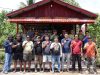 Tingkatkan Jiwa Nasionalisme Masyarakat Kodim 1206/Psb Gotong Royong Bersama Masyarakat Melakukan pengecatan Pos kamling Kampung Merah Putih.