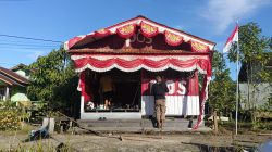 Tingkatkan Jiwa Nasionalisme Masyarakat Kodim 1206/Psb Gotong Royong Bersama Masyarakat Melakukan pengecatan Pos kamling Kampung Merah Putih