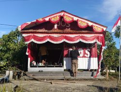 Tingkatkan Jiwa Nasionalisme Masyarakat Kodim 1206/Psb Gotong Royong Bersama Masyarakat Melakukan pengecatan Pos kamling Kampung Merah Putih