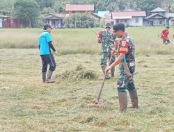 Mencegah Berkembang Biaknya Wabah Penyakit Koramil Batang Lupar Bersama Forkopimcam Dan Masyarakat Bersihkan Lapangan Bola Desa Lanjak Deras