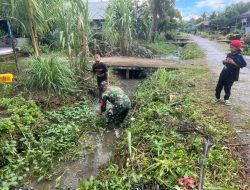 Cegah Timbulnya Penyakit Di Musim Hujan Babinsa Koramil 02/Sejangkung Bersama Warga Gotong Royong Bersihkan Parit