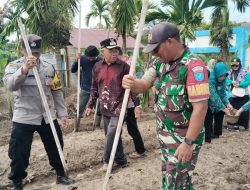 Bhabinkamtibmas Dan Babinsa Desa Sidomulyo Kompak Tanam Jagung Hibrida Dukung Ketahanan Pangan Nasional