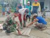 Wujud Pedulian Terhadap Fasilitas Umum Babinsa Tekarang Gotong Royong Bersama Warga Bangun Jembatan Menuju Surau