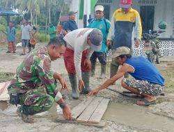 Wujud Pedulian Terhadap Fasilitas Umum Babinsa Tekarang Gotong Royong Bersama Warga Bangun Jembatan Menuju Surau