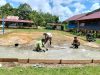 Babinsa Batang Lupar Bersama Guru Dan Masyarakat Gotong Royong Pengecoran Lapangan Berlubang Di SMPN 01 Batang Lupar