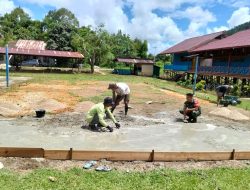 Babinsa Batang Lupar Bersama Guru Dan Masyarakat Gotong Royong Pengecoran Lapangan Berlubang Di SMPN 01 Batang Lupar