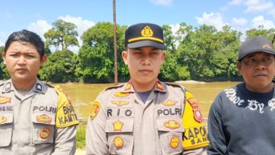 Sinergi Bersama Pemdes Polsek Sandai Polres Ketapang Pasang Imbauan Larangan Aktivitas PETI Di Sungai Pawan Desa Penjawaan
