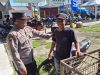 Dekat Dengan Masyarakat Personel Polsek Sungai Tebelian Edukasi Warga Saat Patroli