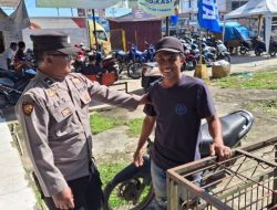 Dekat Dengan Masyarakat Personel Polsek Sungai Tebelian Edukasi Warga Saat Patroli