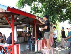 Dengan Semangat Pancasila Kodim 1206/Putussibau Bersama Masyarakat Kelurahan Hilir Kantor Bergotong Royong Untuk Peremajaan Pos Kamling
