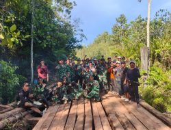 Guna Mencegah Kecelakaan Dan Memberikan Kelancaran Babinsa Batang Lupar Bersama Masyarakat Gotong Royong Perbaiki Jembatan Penghubung Antar Desa