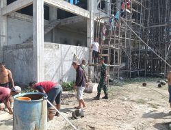 Babinsa Silat Hulu Bersama Masyarakat Saling Bahu Membahu Pada Pembangunan Masjid Al-Falah Desa Dangkan