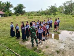 Mencegah Pernikahan Di Bawah Umur Babinsa Batang Lupar Berikan Himbauan kepada Siswa-Siswi SMPN 02 Ukit-Ukit Tentang Larangan Seks Bebas