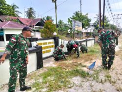 Jaga Pangkalan Tetap Rapi Dan Indah Danramil 08/Paloh Pimpin Pembersihan Halaman Makoramil
