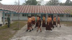 Babinsa Embaloh Hulu Latih PBB Kepada Siswa-Siswi SMPN 03 Embaloh Hulu 