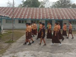 Babinsa Embaloh Hulu Latih PBB Kepada Siswa-Siswi SMPN 03 Embaloh Hulu 