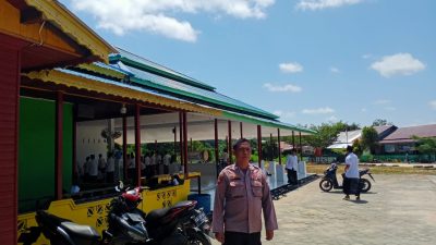 Polsek Sungai Tebelian Berikan Pengamanan Sholat Jumat Jamaah Diimbau Waspadai Keamanan Kendaraan