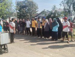 Peduli Sarana Ibadah Anggota Koramil 06/Selakau Gotong Royong Bersama Warga Bersihkan Masjid