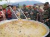 Dandim 1208/Sbs Dampingi Danrem 121/Abw Gelar Masak Besar Kuali Merah Putih Bersama Bobon Santoso Dan Satgas Pamtas RI–MLY Di PLBN Aruk
