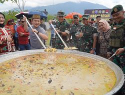 Dandim 1208/Sbs Dampingi Danrem 121/Abw Gelar Masak Besar Kuali Merah Putih Bersama Bobon Santoso Dan Satgas Pamtas RI–MLY Di PLBN Aruk