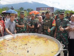 Danrem 121/Abw Gelar Masak Besar Kuali Merah Putih Bersama Bobon Santoso Di Perbatasan RI-Malaysia