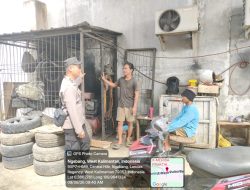Di Balik Kesibukan Menambal Ban Tukang Tambal Ban Ini Dapat Edukasi Langsung Dari Polisi