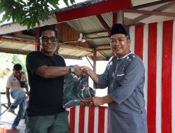 Kodim 1206/Putussibau Memperkuat Sinergitas Dengan Masyarakat Kampung Merah Putih Melalui Penyerahan Bantuan Seragam Linmas