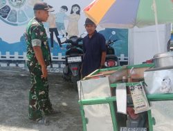 Pantau Usaha Kecil Sertu Suningrat Babinsa Puring Kencana Tengah Komsos Bersama Pedagang Bakso Keliling