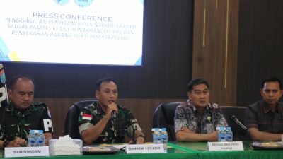 Danrem Selaku Dankolakopsrem 121/ABW Mewakili Pangkogasgabpamtas Wil Darat XII/Tpr Serahkan Tersangka Dan Barang Bukti Sabu Kepada BNNP Kalbar