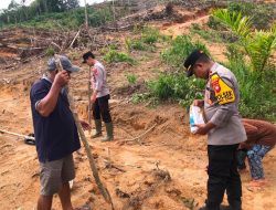 Kapolsek Simpang Dua Bersama PPL Poktan Dan Warga Laksanakan Penanaman Jagung Hibrida Dukung Ketahanan Pangan Nasional