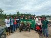 Babinsa Koramil 06/Selakau Bersama Warga Bersihkan Lingkungan Wujud Kepedulian Dan Semangat Gotong Royong