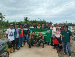 Babinsa Koramil 06/Selakau Bersama Warga Bersihkan Lingkungan Wujud Kepedulian Dan Semangat Gotong Royong