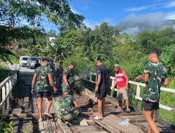 Hadir Mengatasi Hambatan Yang Ada Koramil 1206-14/Hulu Gurung Perbaiki Jembatan Penghubung Tiga Desa