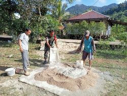 Mendukung Program Pemerintah Babinsa Batang Lupar Gotong Royong Bersama Masyarakat Rehab Rumah Warga