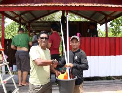 Kodim 1206/Psb Beri Bantuan Alat Kebersihan Untuk Poskamling Kampung Merah Putih