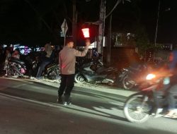 Wakili Danramil 1208-05/Pemangkat Sertu Kasidi Hadiri Pawai Obor Sambut Tahun Baru Islam 1448 Hijriah