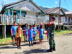 Tidak Ada Henti-Hentinya Babinsa Batang Lupar Latih PBB Untuk Membentuk Kedisiplinan Siswa-Siswi SDN 01 Lanjak