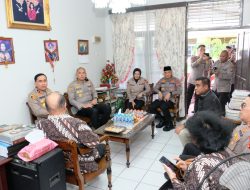Jelang Hari Bhayangkara Ke-80 Waka Polda Kalbar Anjangsana Ke Sesepuh Polri