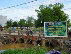 Dukung Percepatan Pembangunan Infrastruktur Babinsa Turut Awasi Pekerjaan Jembatan Aramco Di Kabupaten Sambas