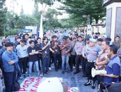 Polda Kalbar Menerima Aksi Demo Damai Di Mapolda Kegiatan Berjalan Tertib Dan Kondusif