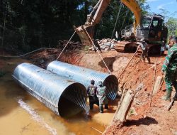 Koramil 1206-10/Selimbau Bersama Masyarakat Bersatu Padu Membuat Jembatan Armco Di Desa Sekubah