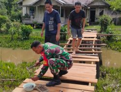 Bantu Kesulitan Rakyat Babinsa Koramil 04/Jawai Bantu Warga Perbaiki Jembatan Penyeberangan