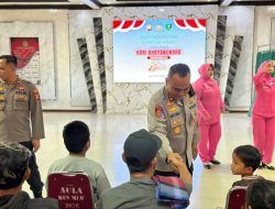Kapolres Melawi Berikan Semangat Kepada Peserta Sunatan Massal Dalam Rangka Hari Bhayangkara Ke-80