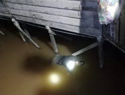 Kapolsek Pontianak Timur Bersama Personel Datangi TKP Penemuan Mayat Pria Di Tepian Sungai Kapuas
