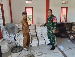 Pastikan Tepat Sasaran Babinsa Koramil 06/Selakau Kawal Penyaluran Bantuan Beras Dari Bulog Kepada Warga
