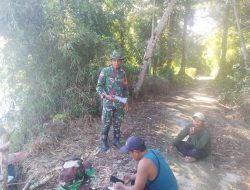Babinsa Koramil 1206-05/Embaloh Hulu Bersama Masyarakat Desa Ulak Pauk Lakukan Survey Badan Jalan Yang Akan Di Bangun