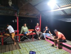 Sinergi Tampa Batas Anggota Unit Inteldim 1206/Putussibau Turun Langsung Laksanakan Ronda Malam Bersama Warga