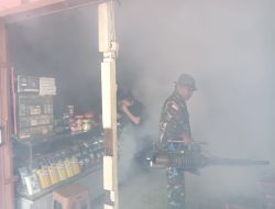 Cegah Penyakit DBD Babinsa Bunut Hulu Lakukan Pemfoggingan Di Lingkungan Makoramil 1206-13/Bunut Hulu